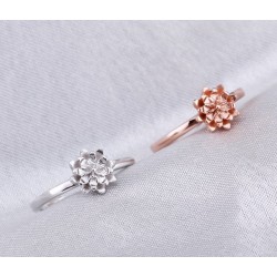 Egyszerű tervezésű virág alakú nyitott ezüst gyűrű